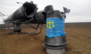Украинские экстремисты заявили, что опоры ЛЭП упали сами - от ветра