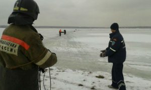 Пятеро рыбаков провалились под лед возле Челябинска, погиб мальчик