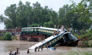 Жертвами крушения поезда на западе Пакистана стали как минимум 10 человек