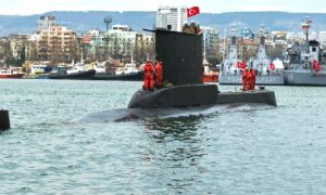 Турция направила подлодки к российскому крейсеру