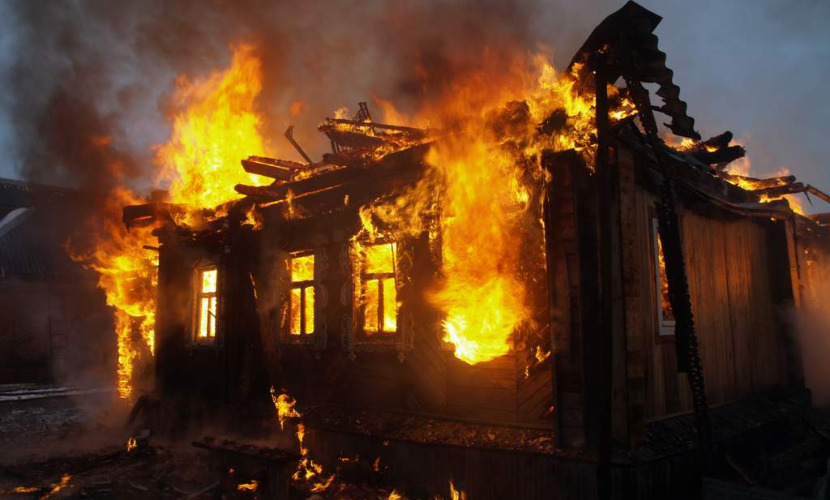 В частном деревянном доме под Волгоградом сгорели заживо четыре человека 