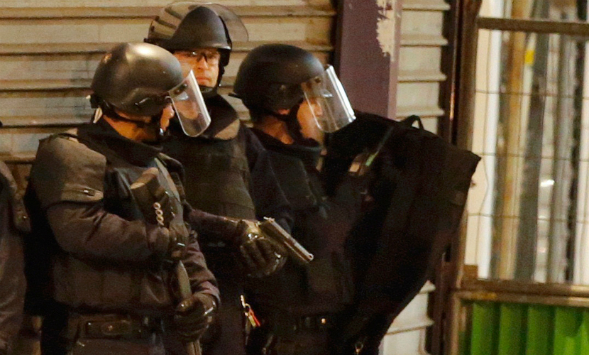 В ходе спецоперации в Сен-Дени полиция ликвидировала двух террористов, трое блокированы 