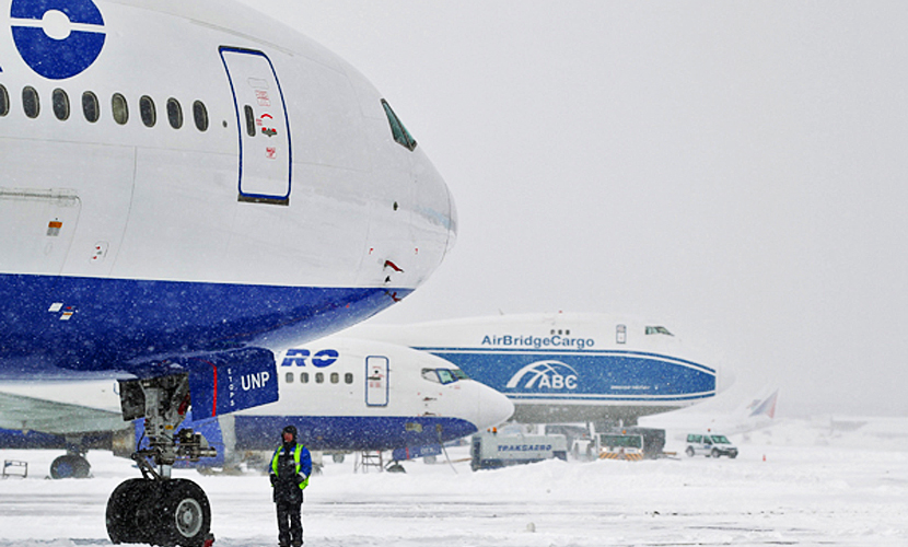 Полсотни рейсов в Шереметьево и Домодедово задерживаются из-за снегопада 