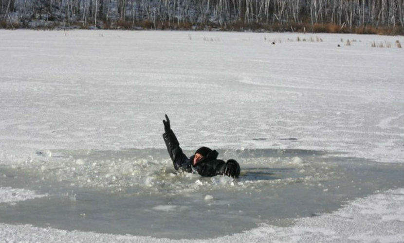 В Саратовской области две девочки утонули, провалившись под лед 