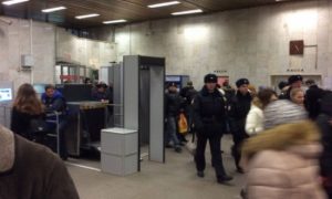 Пассажир московского метро задержан с сумкой, полной боевых патронов