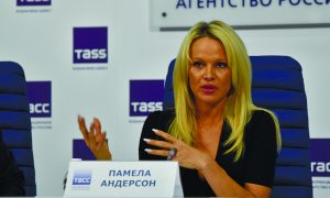 Памела Андерсон отказалась добавить к двум гражданствам российское