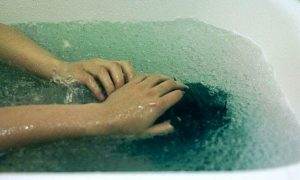 Девушка застрелилась из пистолета отца, принимая ванну в Астрахани