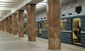 Мужчина погиб в метро, упав на рельсы