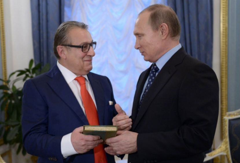 Путин подарил юбиляру Хазанову антикварную книгу по кулинарии 