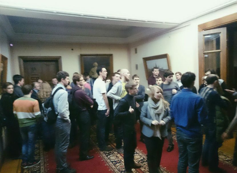 Студенты МГУ устроили акцию протеста у кабинета ректора 