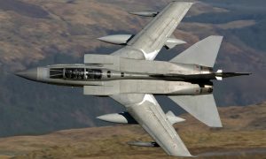 Британская авиация нанесла первые удары по позициям боевиков ИГ в Сирии