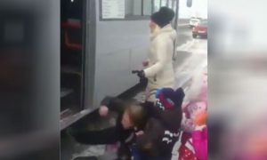 Две молодые мамы с детьми устроили массовую драку в автобусе Владивостока