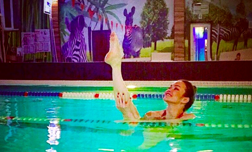 Актриса Мария Берсенева в бассейне показала аппетитные формы и растяжку 