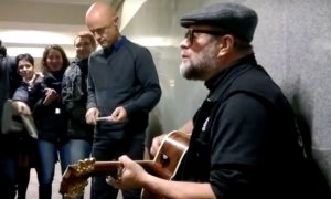 Борис Гребенщиков спел в московском метро для нового клипа