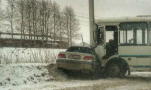 В Омске женщина за рулем иномарки врезалась в автобус и погибла
