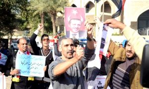Тысячи жителей Ирака с плакатами 
