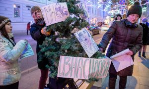 Феминистки провели в Москве елочную акцию против новогоднего насилия женщин