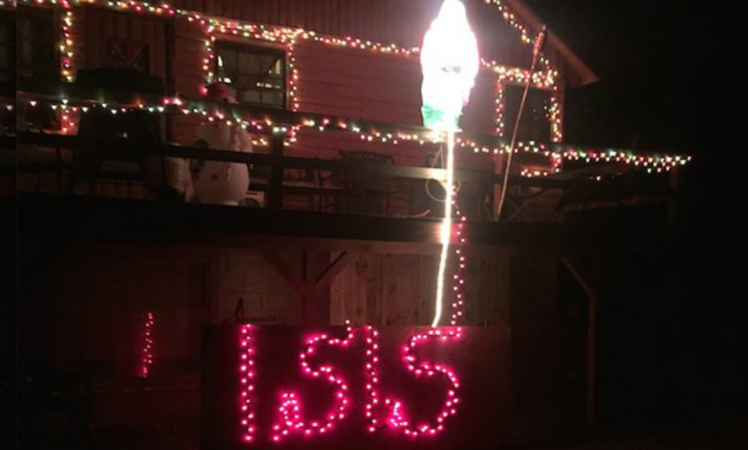 Американец выложил на своем доме рождественскими гирляндами аббревиатуру ИГИЛ 