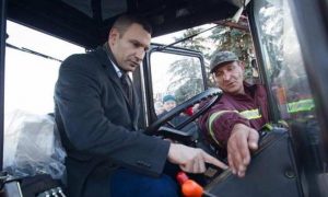 Виталий Кличко пересел из джипа на белорусский снегоуборочный трактор