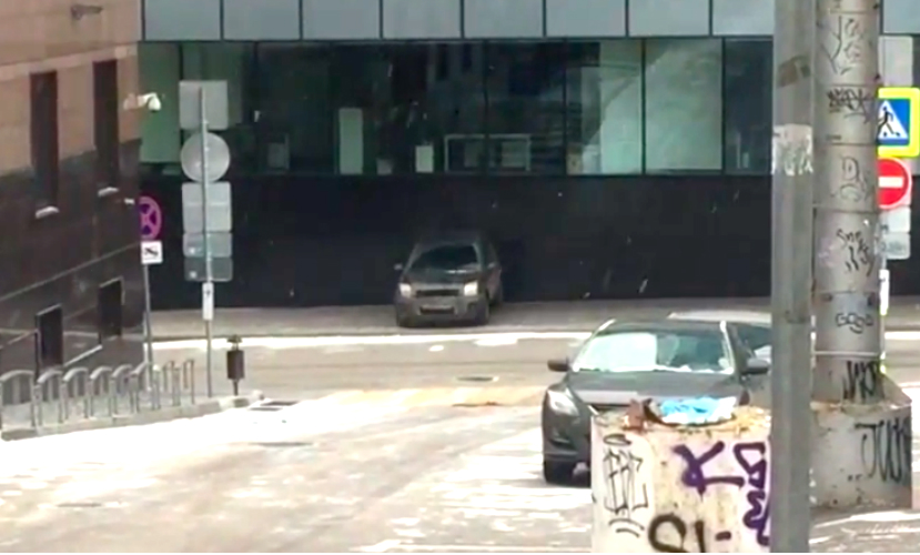 Машина без водителя разнесла фасад здания в Москве 