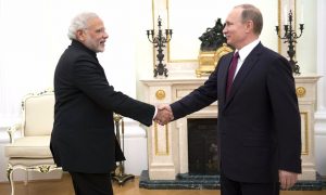 Путин получил в подарок от премьер-министра Индии меч и автограф Махатмы Ганди