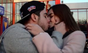 Коварные юноши заставили жадных украинок страстно целоваться на видео