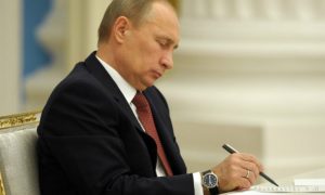 Путин массово уволил с 1 января сотрудников министерств и ведомств
