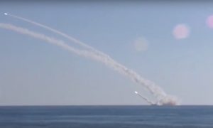 Минобороны РФ опубликовало видео пуска крылатых ракет с подводной лодки в Сирии