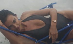 Ирина Шейк снялась для календаря в откровенном видео на пляже в Нью-Йорке