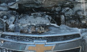 Три человека сгорели в своем автомобиле в Псковской области