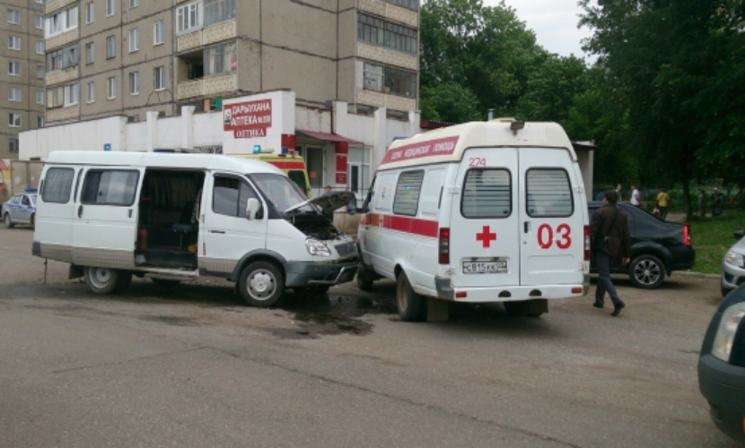 Маршрутка врезалась в автомобиль скорой помощи на юго-востоке Москвы 