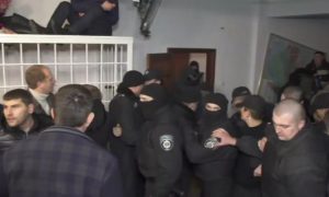 Во время суда над лидером «Укропа» люди в балаклавах устроили драку