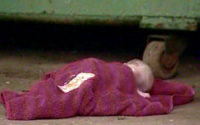 Новорожденная девочка замерзла насмерть в мусорном баке в Тольятти 