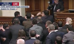 Яценюк заявил после драки в парламенте, что в Верховной раде есть много дебилов