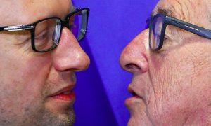 Глава Еврокомиссии поцеловался с Яценюком на камеру в Брюсселе