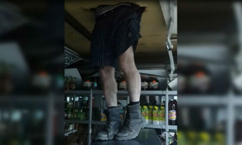 Застрявший грабитель рассмешил голыми ногами красноярских полицейских 