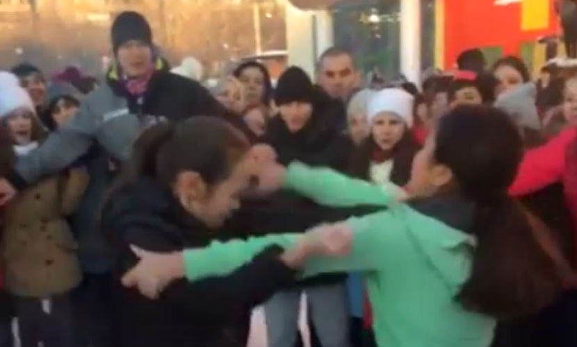Школьники сняли на видео жестокую драку старшеклассниц в Магнитогорске 