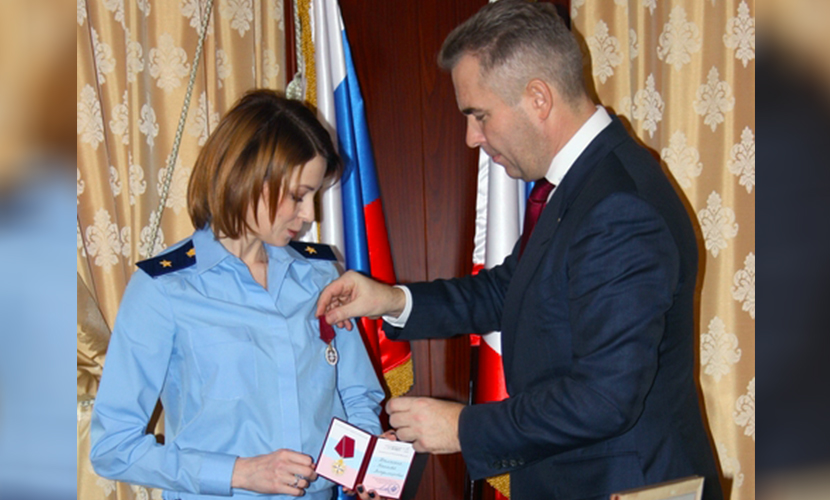 Павел Астахов прикрепил на грудь Наталье Поклонской особую медаль 