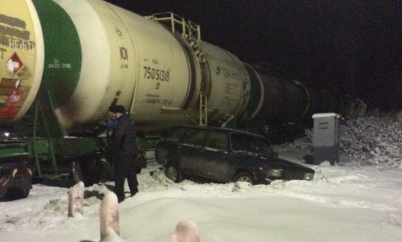 Водитель «Жигулей» выжил после столкновения с грузовым поездом под Мурманском 