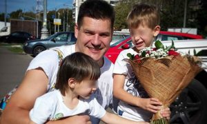 Отец двоих детей таинственно исчез после вечеринки с дракой в Москве