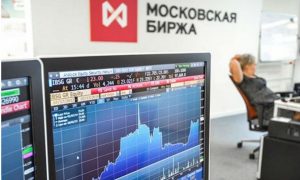 Неизвестный крупный игрок два дня подряд скупает на рынке валюту, вызвав падение рубля, - эксперт