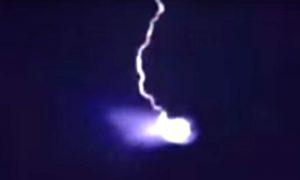 Девушка сняла на видео удар молнии в светящийся НЛО над Австрией