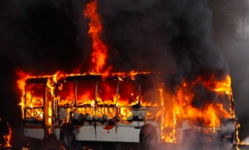 Автобус с пассажирами загорелся во время движения под Златоустом 