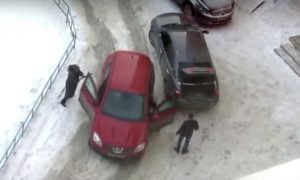 Разъяренная автомобилистка в Омске набросилась с битой на мужчину