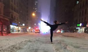 13-летняя британка перещеголяла Волочкову, исполнив шпагат на снегу в Нью-Йорке