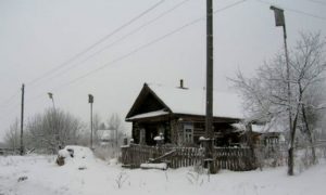 Годовалый малыш замерз на крыльце дома под Новосибирском, потеряв родителей