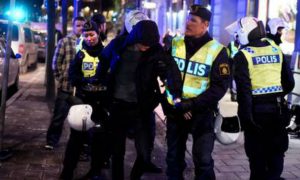 Мужчины в масках устроили массовое избиение мигрантов в центре Стокгольма