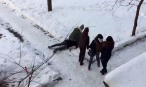 Пьяные девочки избили коньками шестиклассницу и сняли на телефон