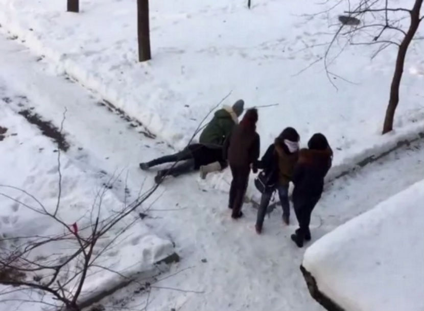 Пьяные девочки избили коньками шестиклассницу и сняли на телефон 