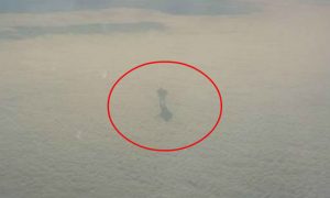 Пассажиры ирландского самолета разглядели на облаках инопланетянина